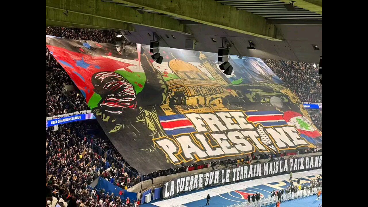 🇫🇷 Paris Saint-Germain fans unfurled this huge banner before the PSG-Atlético Madrid match. 🔥