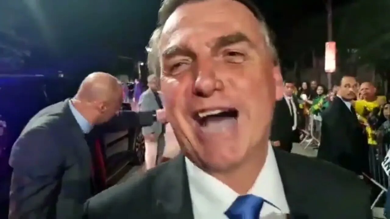 Bolsonaro saindo da Globo e o povo esperando com festa na frente do Jornal Nacional