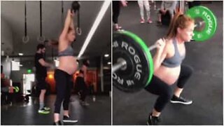 Esta grávida é a rainha da academia!