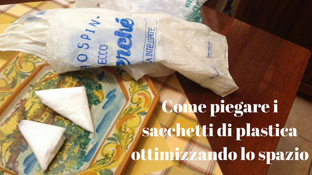 Come piegare i sacchetti di plastica ottimizzando lo spazio