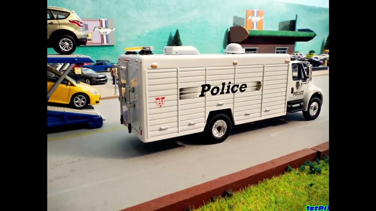 1stPix Diecast DIORAMAS: Baynard Police Ride-Along (Slideshow)