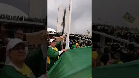 Manifestantes invadem prédios em Brasília