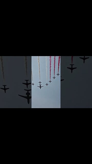 Red arrows fly over Buckingham Palace the royal family on the balcony #buckinghampalace