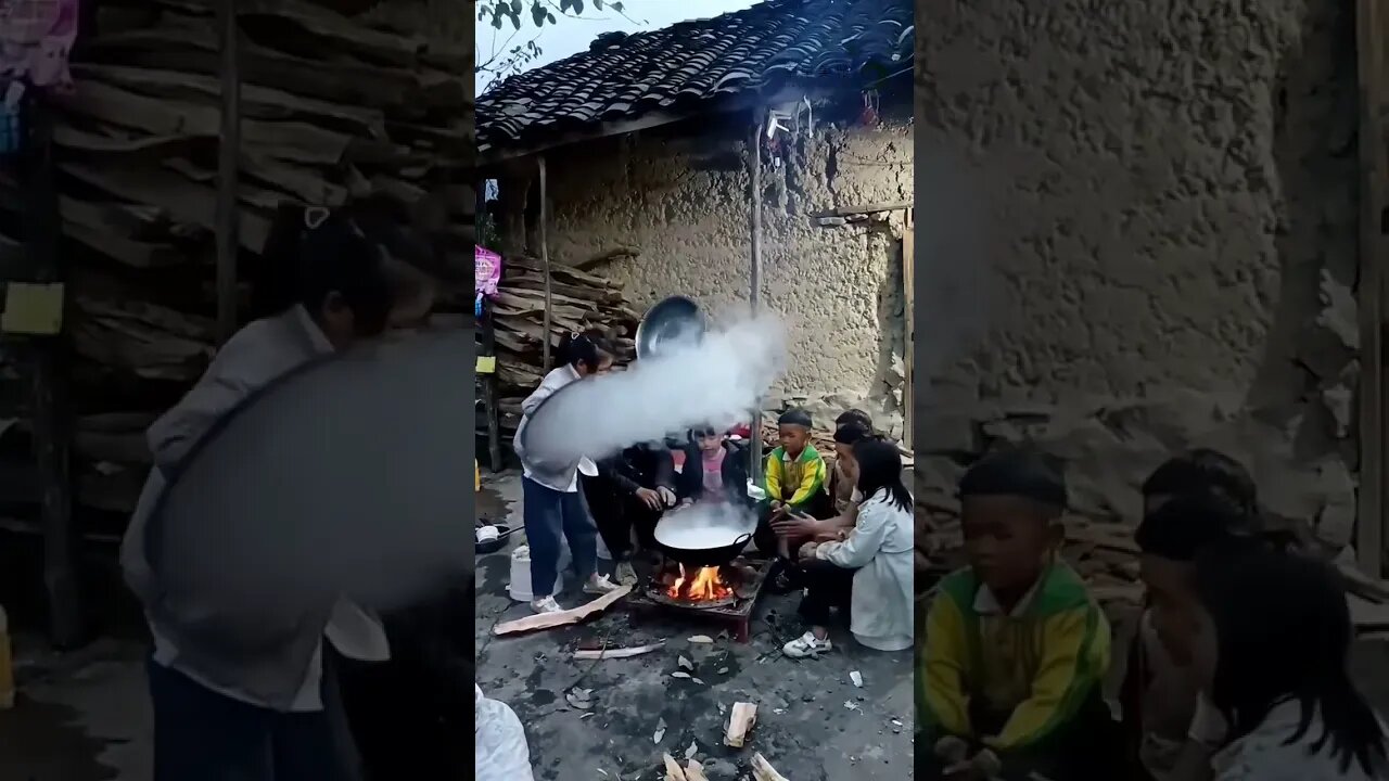 贫困山区的孩子由于经常吃土豆,今天煮点米饭感觉孩子们很喜欢吃。