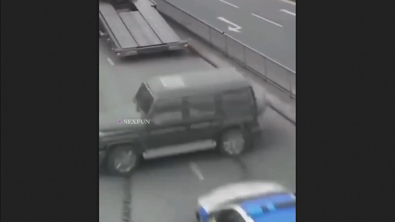 What luck! A Flat Bed Tow Truck Helps Him Escape The Police