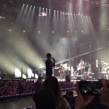 Adam Levine bounces mic, hits fan in the face