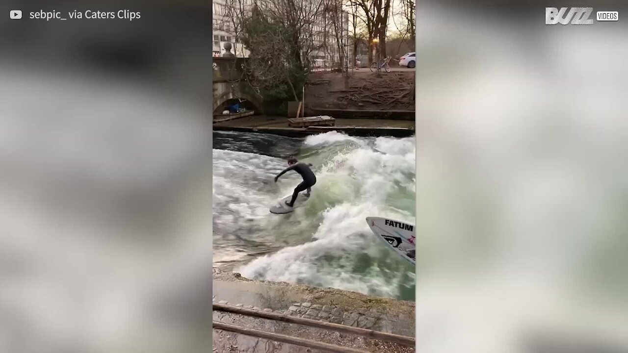 Surfistas aproveitam canal no meio de Munique