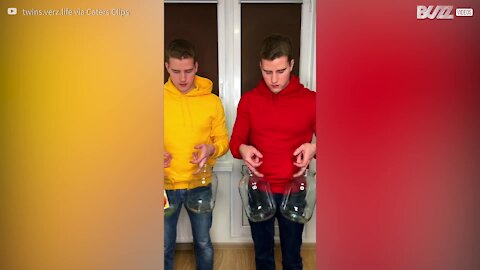 Ces jumeaux créent de la musique avec des flacons de verre