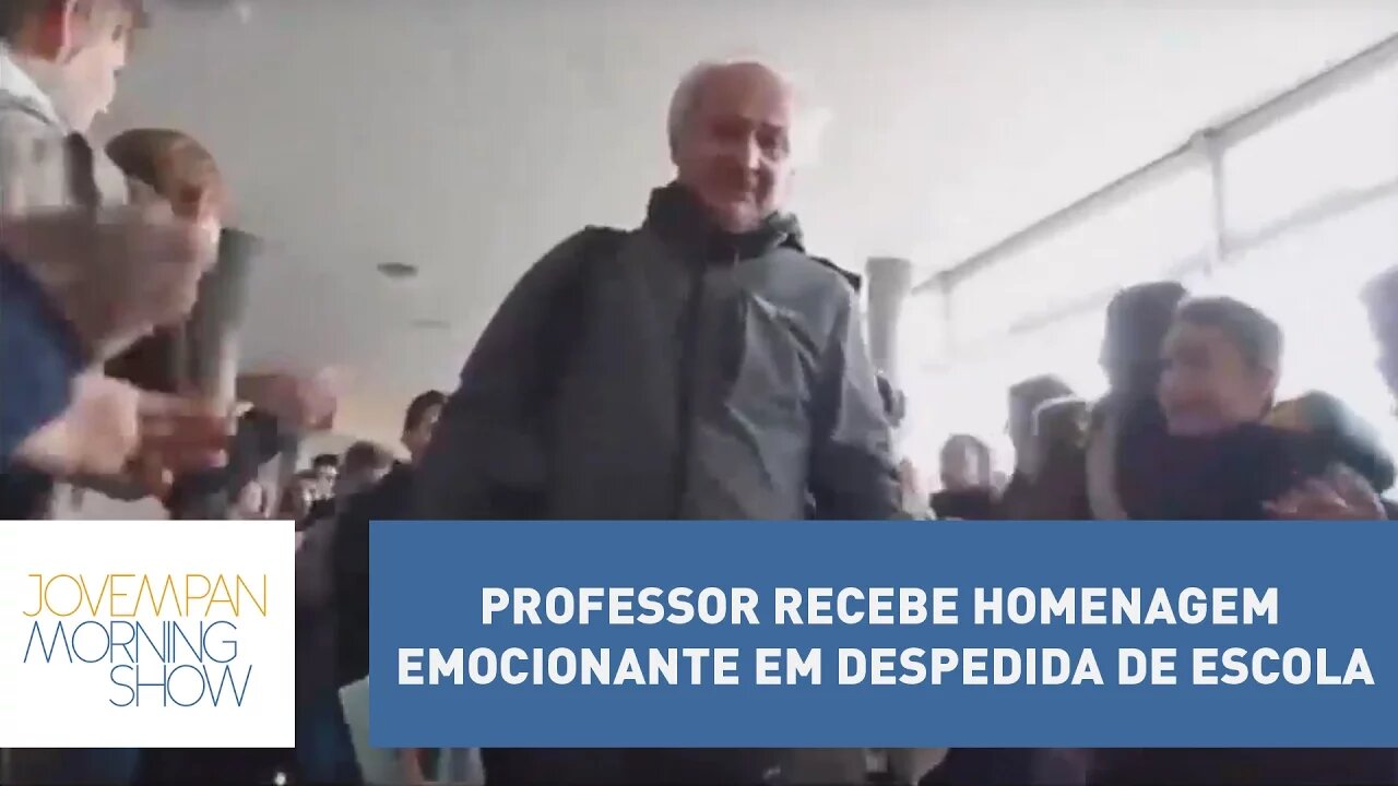 Professor recebe homenagem emocionante em despedida de escola | Morning Show