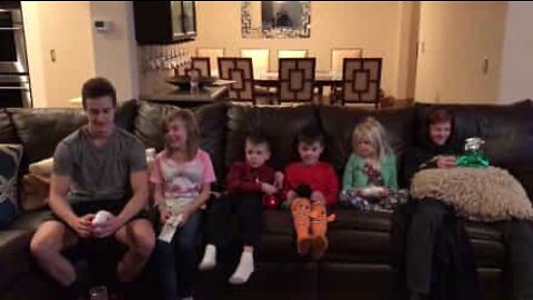 役立たないプレゼントを受け取った子ども