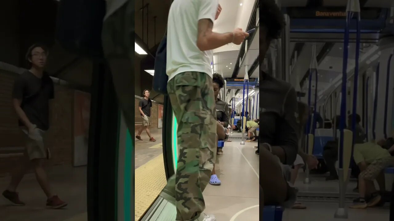 Montréal metro ambience doors open