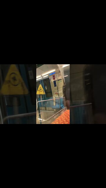Montréal metro announcer voice