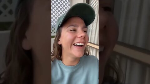 Когда угостил попугая Крэкером.