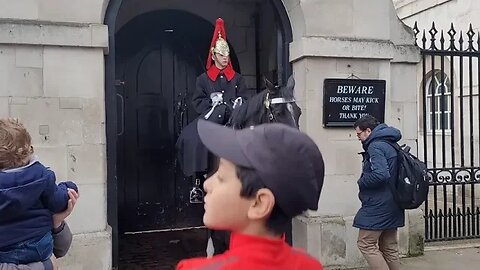 Tourist leans on the kings guards Horse again he shouts (GET BACK) #kingsguard