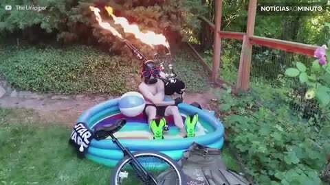 Darth Vader toca gaita de fole dentro de piscina infantil