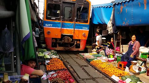 Thailandia treno di Maeklong che passa nel mercato PSN Experiment