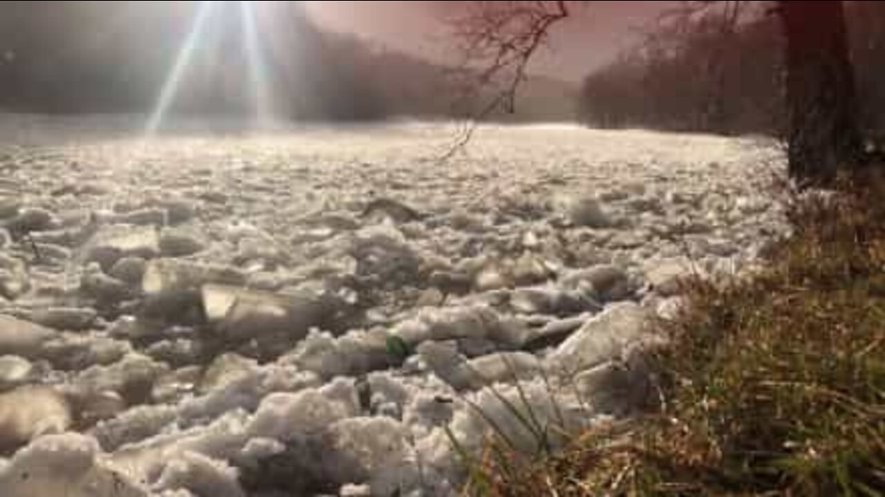 River of ice on the move in USA