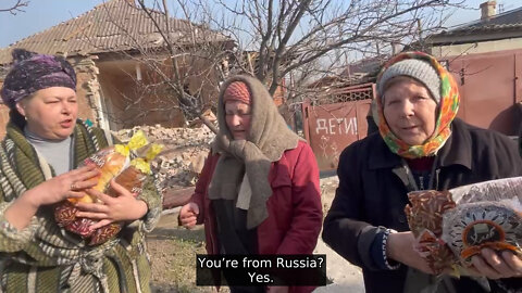 “You’re from Russia?” Russian soldiers go house to house in Mariupol to distribute humanitarian aid