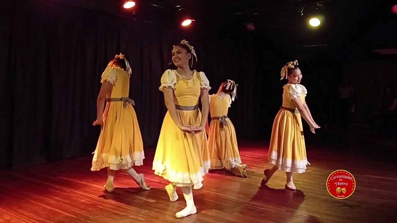 SALA DORIS WELLS ESTALLA DE APLAUSOS DURANTE EL CIERRE DEL TALLER DE BALLET JUVENIL