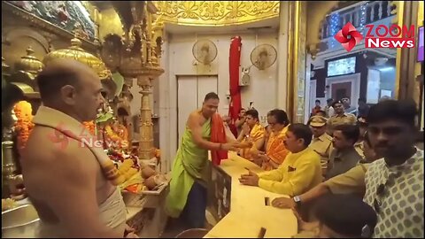 INSIDE video of Amitabh Bachchan taking blessings at Siddhivinayak temple 😍🔥📸