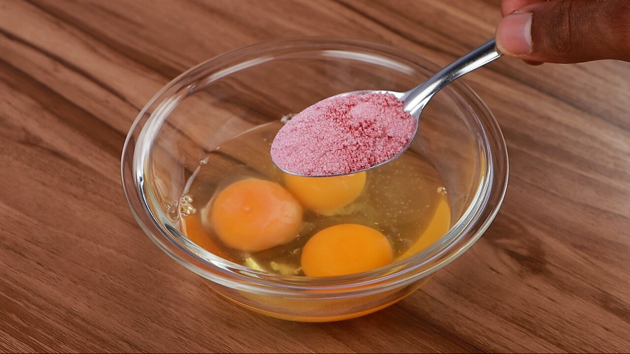 Add strawberry jelly powder to the eggs, and I was very surprised by how delicious it is!