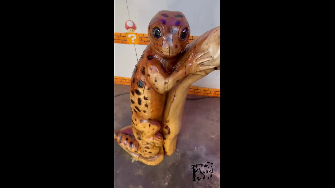 Leopard Gecko Chainsaw carving by Kyra Waits