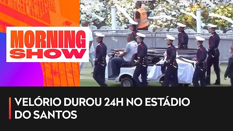 Caixão de Pelé deixa a Vila Belmiro em Santos