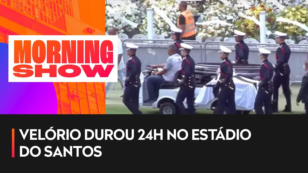 Caixão de Pelé deixa a Vila Belmiro em Santos