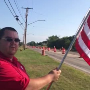 Oak Creek resident bears flag to pay respect to Officer Michalski