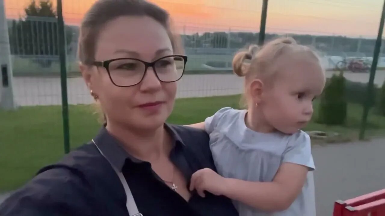 Вечерняя прогулка по посёлку👩‍👧‍👧