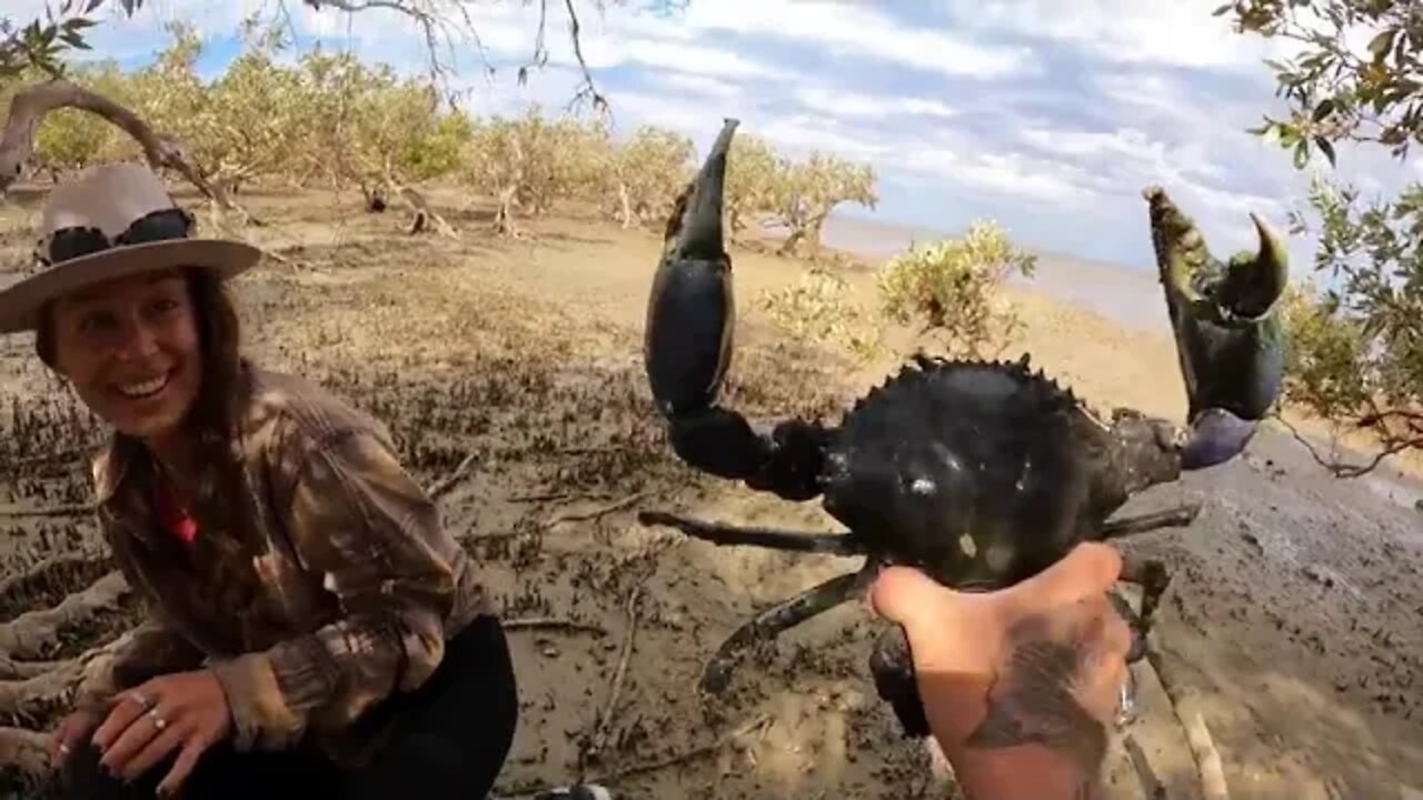 GIANT CRAB vs MY GIRLFRIEND Her first crab caught by hand CATCH AND COOK