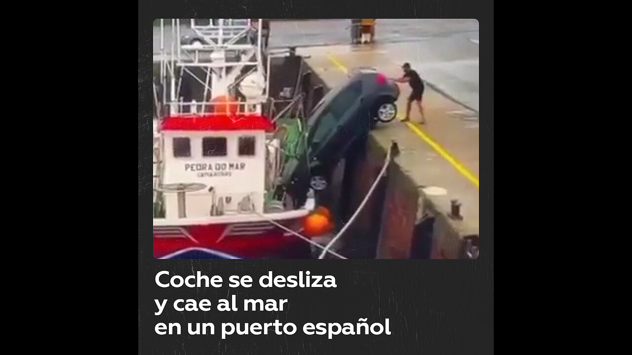 Un coche se hunde en el puerto de Camariñas tras olvidar su propietario poner el freno de mano