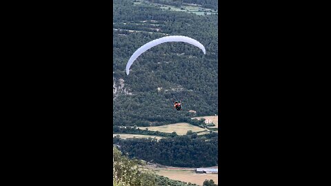 A man fly by a parashut