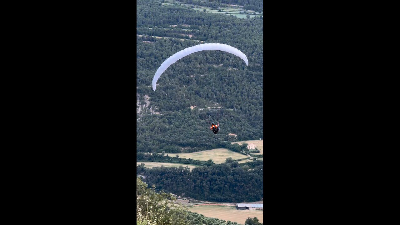 A man fly by a parashut