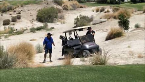 Golf car resta impigliato nella sabbia