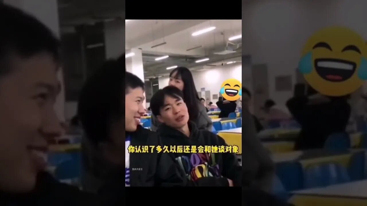 男孩跟朋友聊到自己女友,没想到当事人就在身后#爱情 #情侣 #情侣日常 #情感 #情感共鸣 #文案 #娱乐评论大赏#shorts