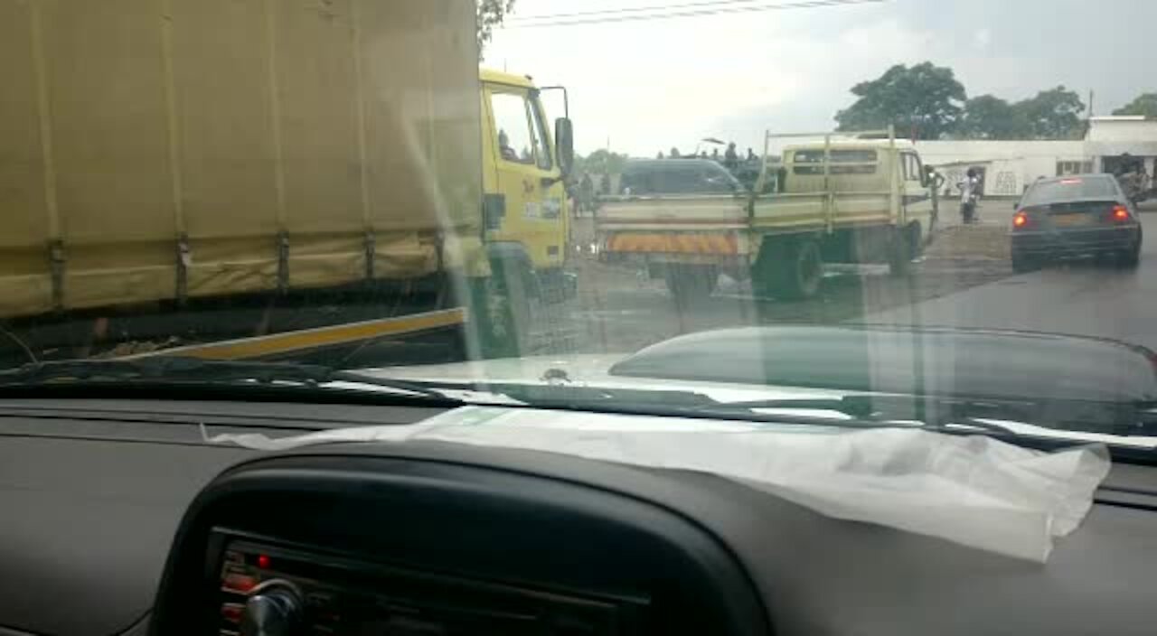 UPDATE 2 - Zimbabwe tense as army tanks head for Harare (NeY)