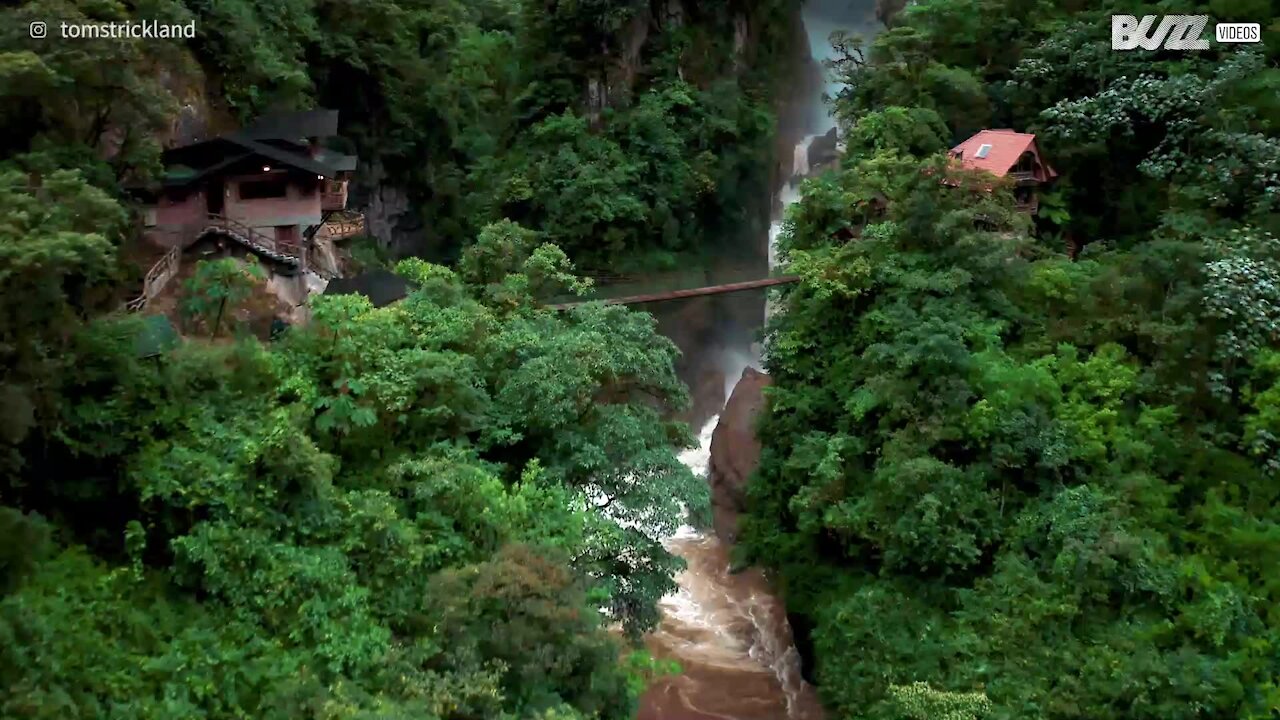 Équateur: il filme une stupéfiante cascade au drone