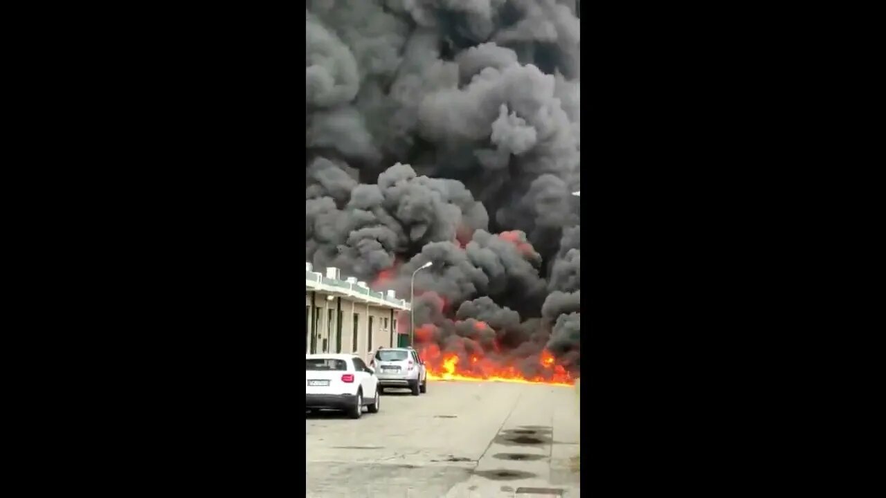 Fábrica química pega fogo e libera fumaça tóxica em área urbana na Itália