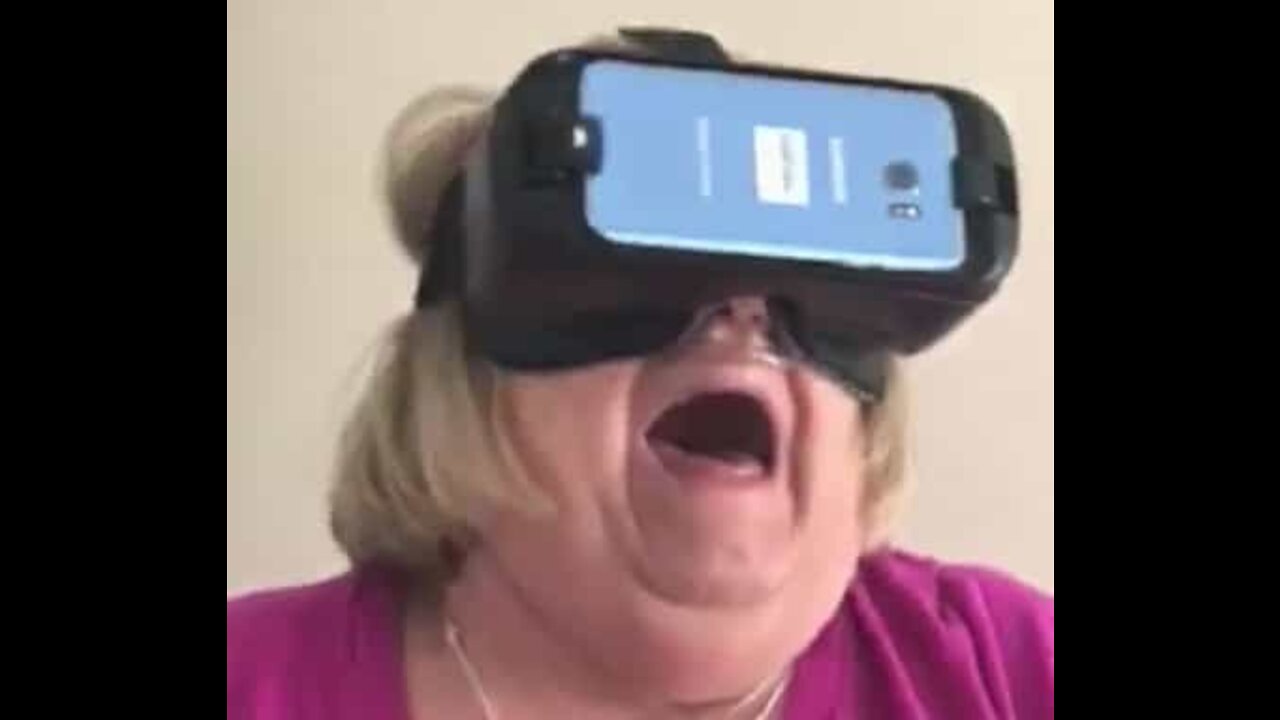 La réaction amusante d'une mamie face à la réalité virtuelle