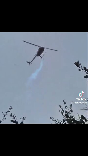 HELICOPTER SEEN SPRAYING BLUE CHEMICAL🚁💦🏘️💦🏃‍♀️🏡🌳📸ON RESIDENTIAL AREA IN FLORIDA🚁💦🏘️💫