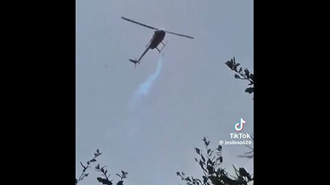HELICOPTER SEEN SPRAYING BLUE CHEMICAL🚁💦🏘️💦🏃‍♀️🏡🌳📸ON RESIDENTIAL AREA IN FLORIDA🚁💦🏘️💫