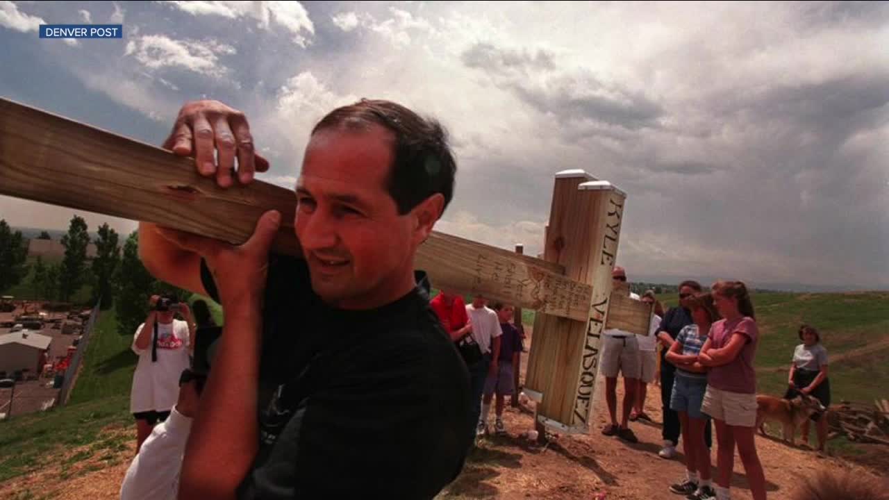 Illinois man who put crosses at sites of mass shootings dies