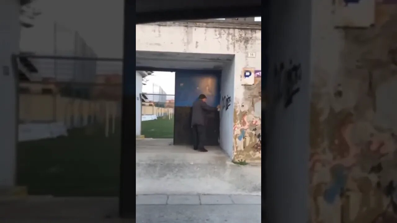 WHO'S GRAFFITI GRANDPA IS THIS? 🤣 #graffiti #graffitiart #shorts