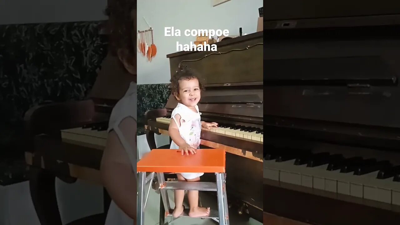 Bebê toca piano canta compõe se diverte #music #familyvlog #menina #comedy #laugh #felicidade