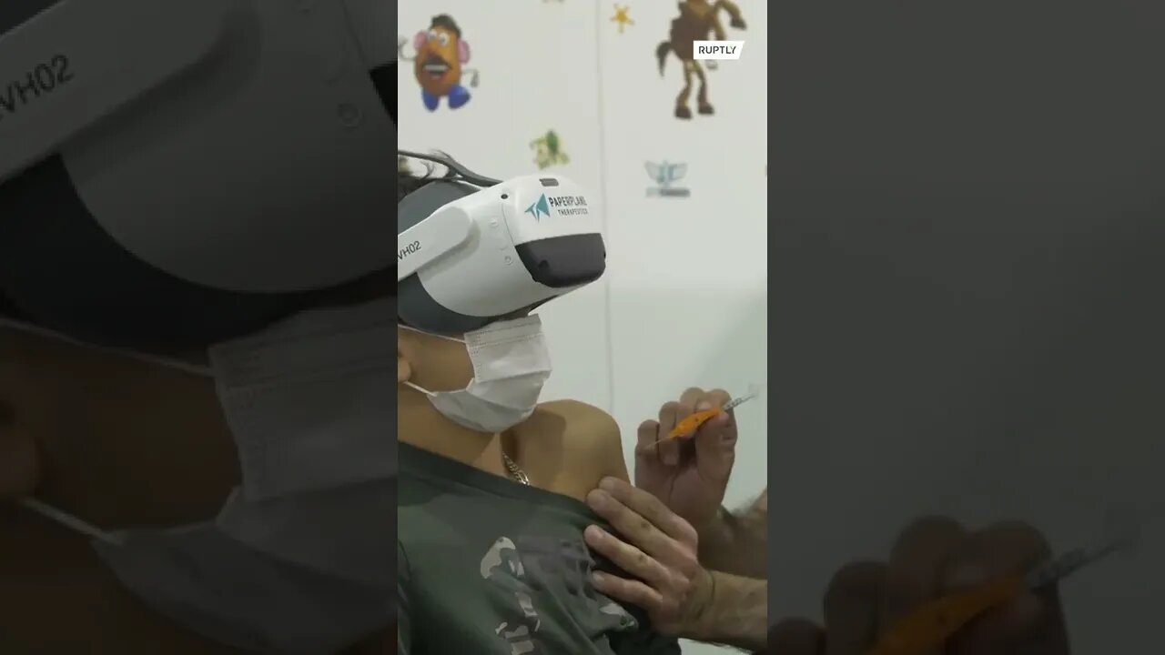 Des casques VR sont prêtés aux enfants pour les distraire lors de l'injection Covid-19 - Canada