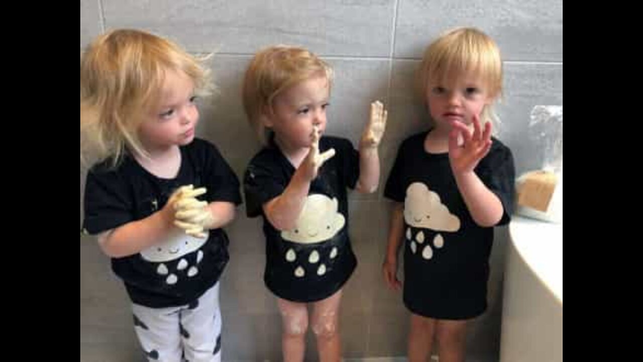 Trigémeas espalham creme por todo o lado