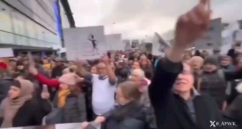 🇫🇷 Pfizer HQ in France surrounded by Protestors screaming “Assaassins”