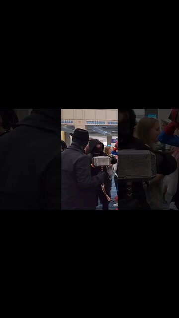 Spider-Man doesn't know what to do with Thors Hammer