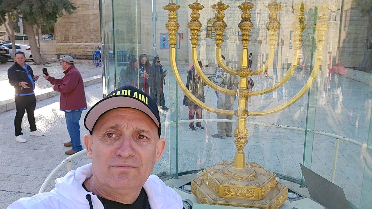 ESTO ES EN JERUSALEN QUE HERMOSO Y QUE PAZ SE SIENTE EN JERUSALEN SEA LA PAZ CON JERUSALEN